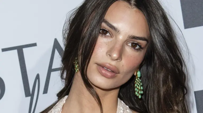 Emily Ratajkowski polémica: amamanta a un muñeco en topless mientras bebe vino