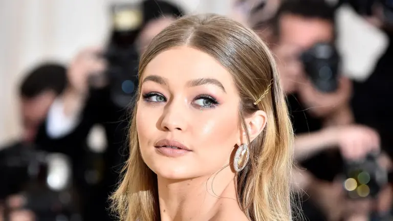 Gigi Hadid luce un collar con el nombre de Bradley Cooper: el gesto que confirma su romance