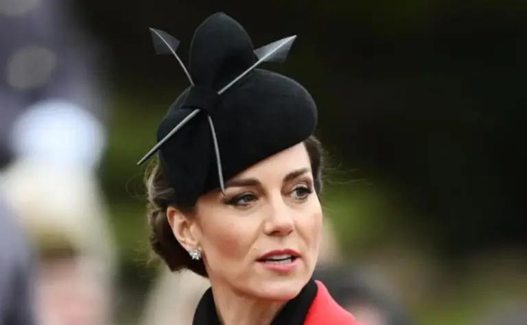 Kate Middleton combina corbatas azul bebé con sus hijos George y Louis en Trooping the Colour