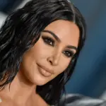 Kim Kardashian extiende su estancia en Mónaco: look de cuero, yates y su hermana Khloé