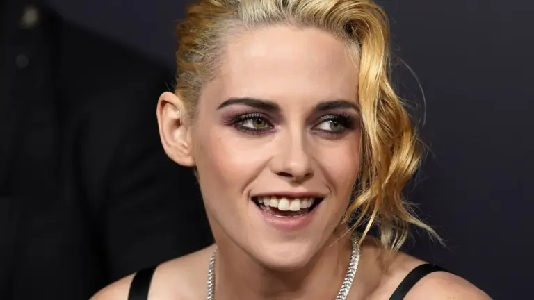 Kristen Stewart deslumbra en Biarritz: el conjunto de Chanel que marca tendencia para el verano
