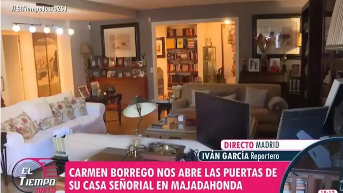 Entramos en el dormitorio de Carmen Borrego: cama XL, fotos familiares y una decoración alucinante La casa de Carmen Borrego. (Foto: YouTube)