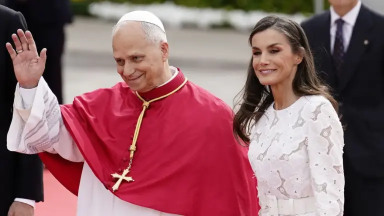 La polémica del vestido blanco de Letizia: el privilegio reservado a las reinas católicas que pocas conocen
