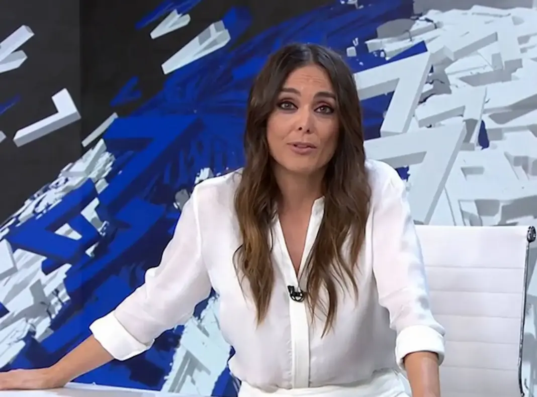 Mónica Carrillo en su programa. (Foto: YouTube)