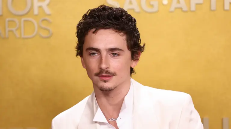 Timothée Chalamet deslumbra en las gradas del Madison Square Garden con un conjunto naranja de Chrome Hearts