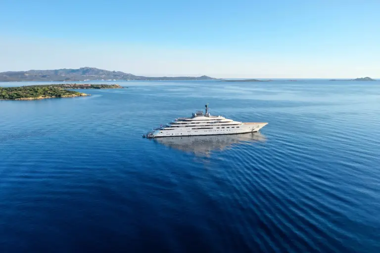 El yate de bienestar de 50 millones de dólares en el que Kylie Jenner veranea en Cerdeña