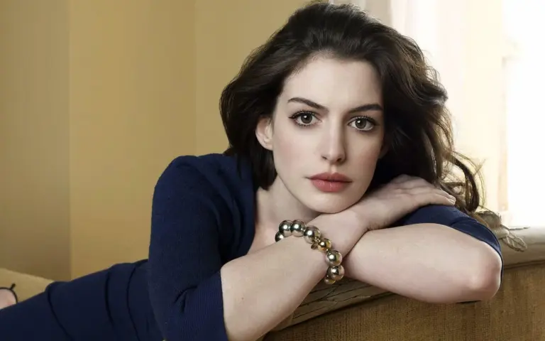 Anne Hathaway y el vestido Alaïa azul pato: el look de embarazo que marca tendencia