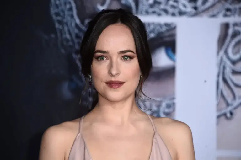 Dakota Johnson y Alexander Skarsgård: el tándem inesperado que protagoniza la campaña de Valentino Vendetta