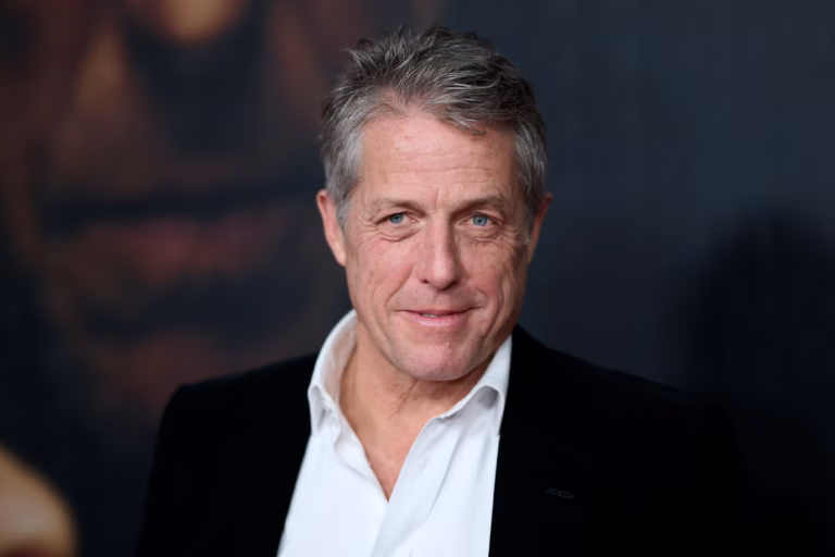 Hugh Grant: el fin de semana de jet set entre la boda de Swift y el Gran Premio