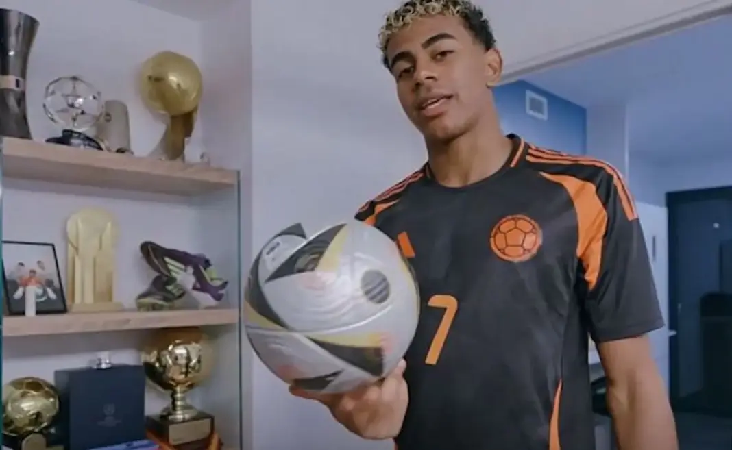 Lamine Yamal enseñando su habitación. (Foto: YouTube)