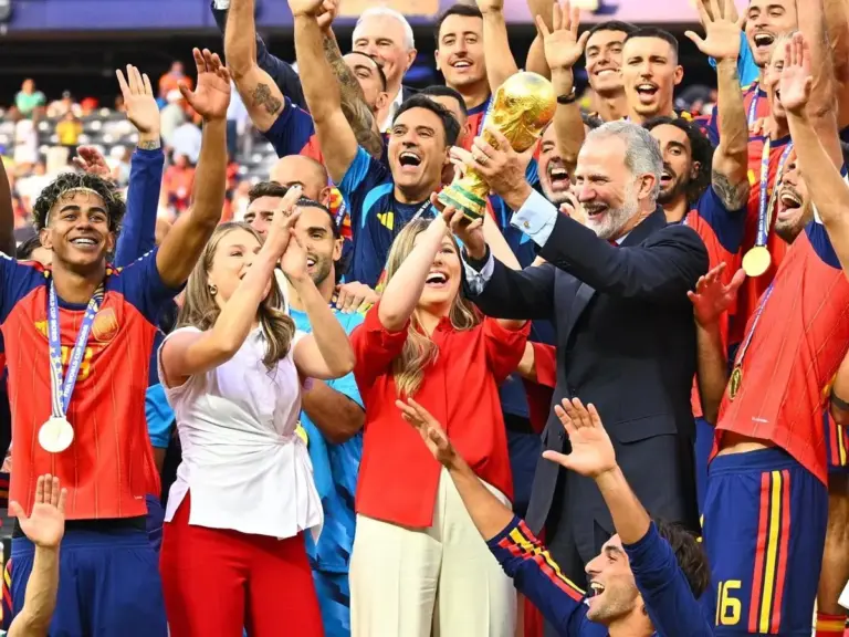Leonor y Sofía: la foto del Mundial que se repite 16 años después