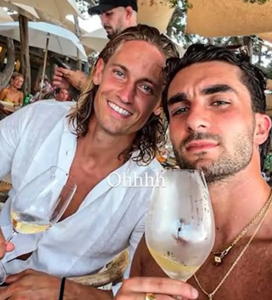Llorente rompe su silencio tras filtrarse sus polémicas fotos con Ferran Torres: "Me sorprende" Llorente con Ferran Torres. (Foto: Instagram)