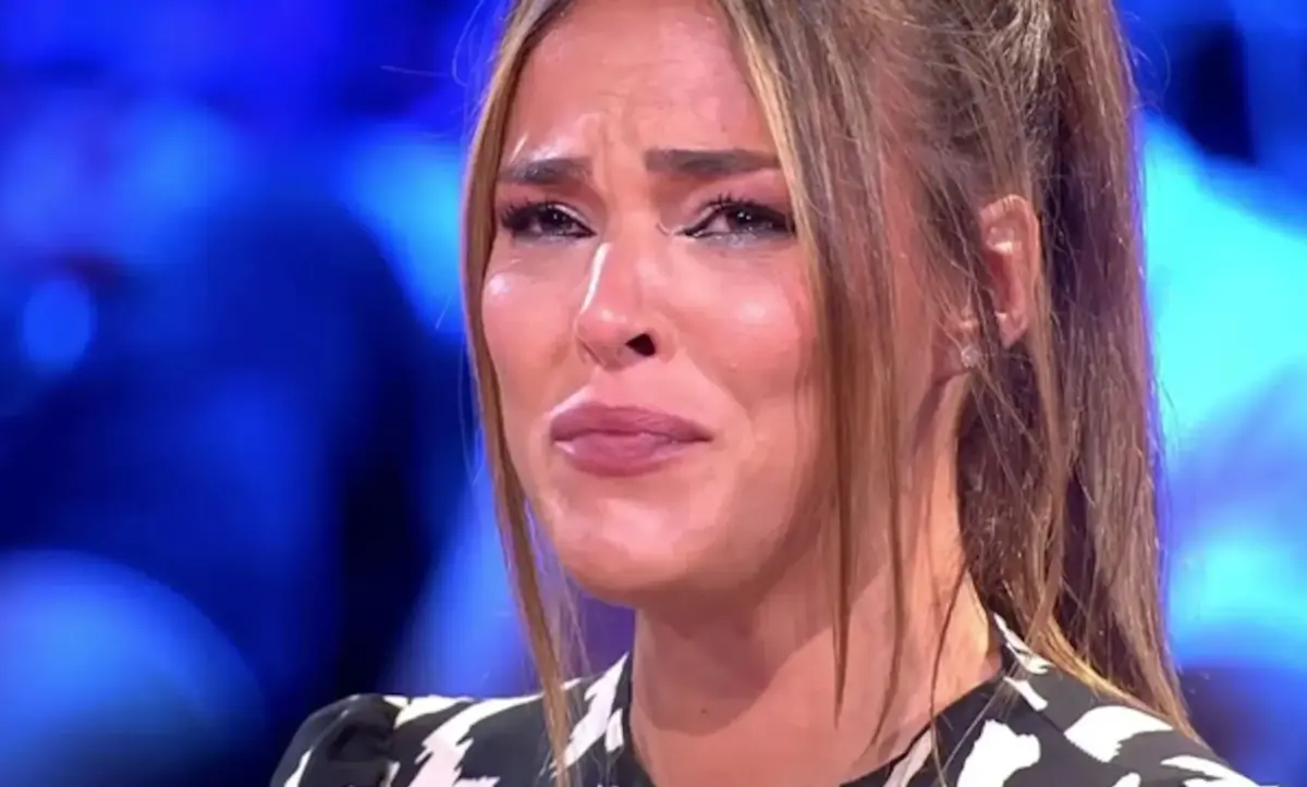Marta Peñate desvela la enfermedad a la que se está enfrentando y emociona a toda España Marta Peñate llorando. (Foto: YouTube)