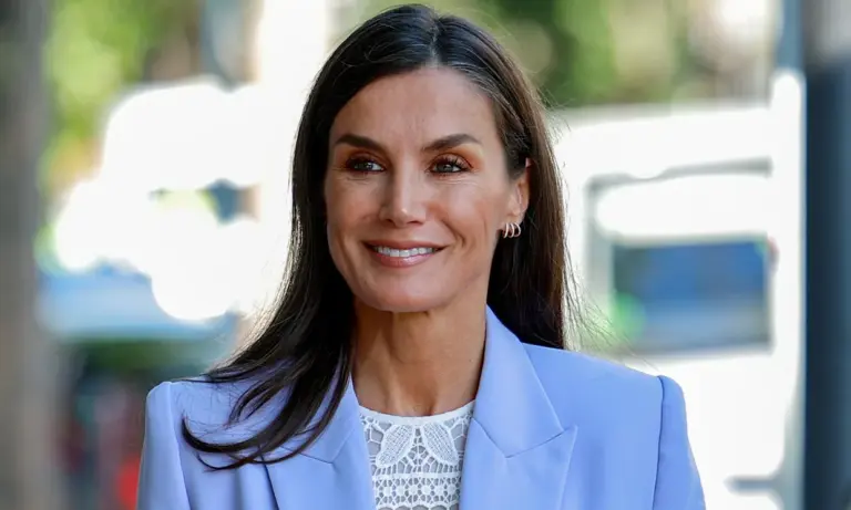 La reina Letizia triunfa con un vestido bordado y alpargatas: el look veraniego que desafía la ola de calor