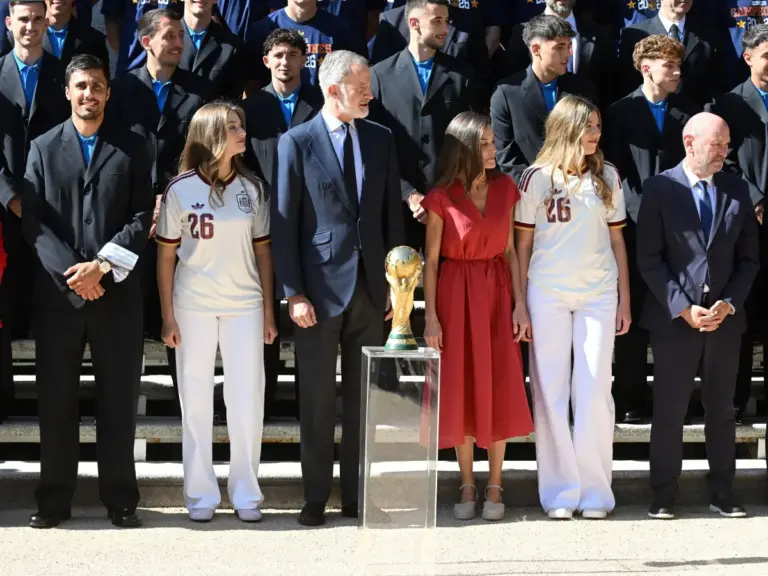 Los Reyes reciben a la Selección en Zarzuela con un look coordinado que marca estilo