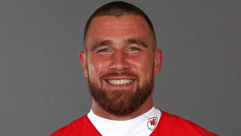 Travis Kelce presume de alianza: la primera foto con su anillo de boda tras casarse con Taylor Swift