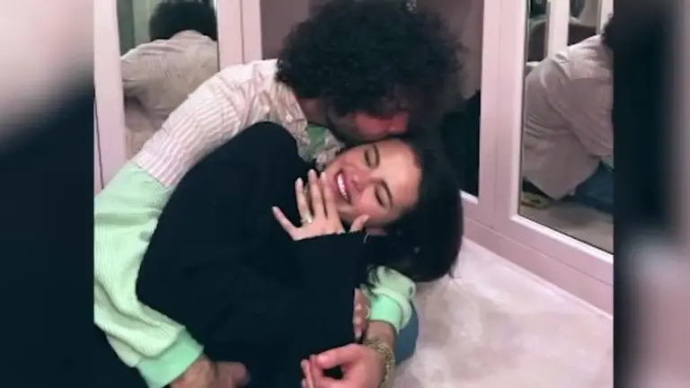 Benny Blanco cruza el Atlántico en barco para el cumpleaños de Selena Gomez por su miedo a volar