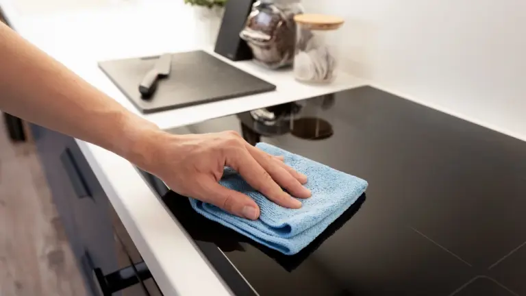 El truco que los fabricantes de vitrocerámicas recomiendan para dejar la placa reluciente