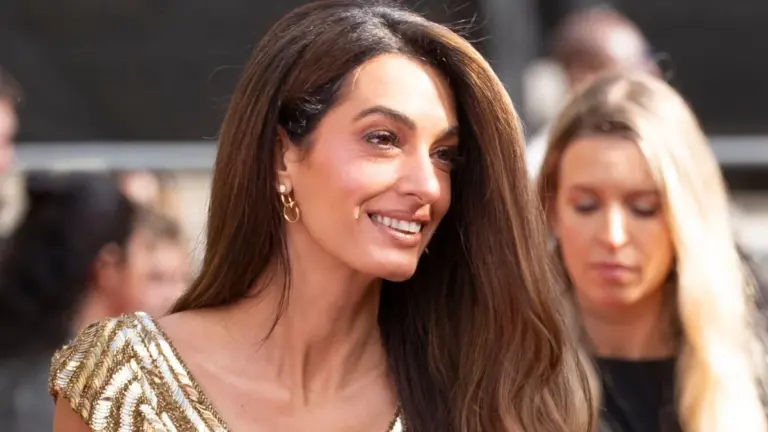 Amal Clooney, vestido bandage Venecia: el rescate que sella tendencia en la alfombra roja