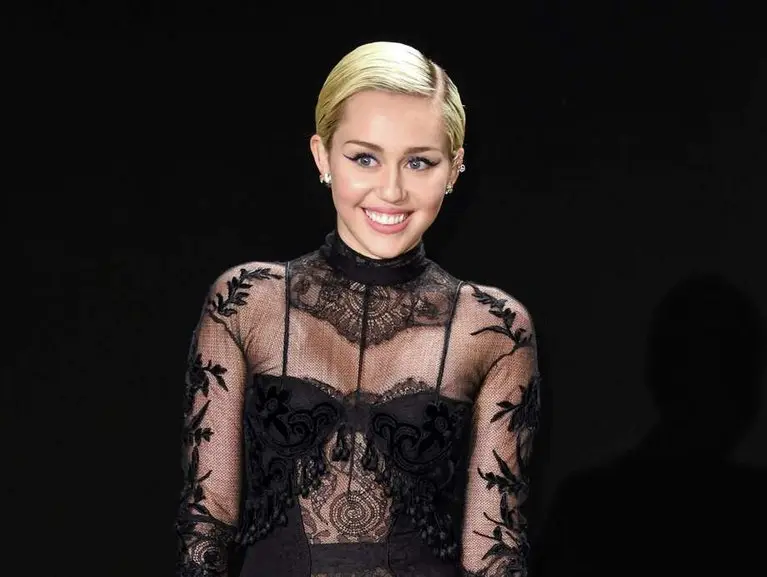 La insólita noche de chicas de Miley Cyrus con Noah y Tish en Los Ángeles