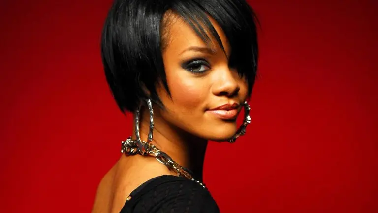 El look Rihanna Y2K que ha conquistado Nueva York: chaqueta rosa algodón de azúcar de Miu Miu y tacones