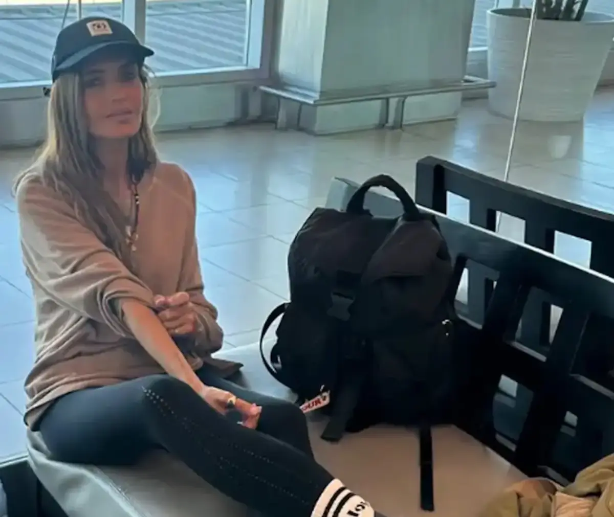 El importante motivo por el que Sara Carbonero y su novio Jota han abandonado España Sara Carbonero en el aeropuerto. (Foto: Instagram)