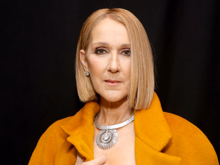 Celine Dion: el regreso a París en gabardina que anticipa 26 conciertos