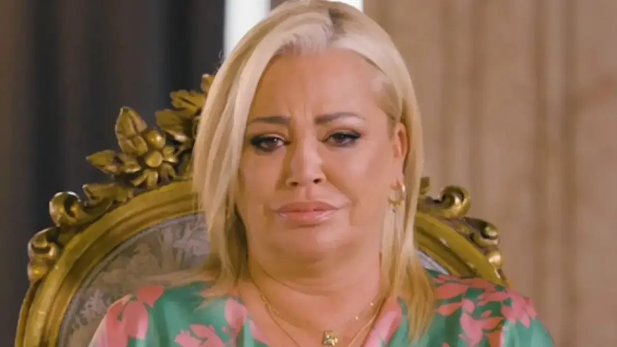 Nadie esperaba la confesión que Julia Janeiro acaba de hacer sobre su hermana Andreíta Belén Esteban llorando. (Foto: YouTube)
