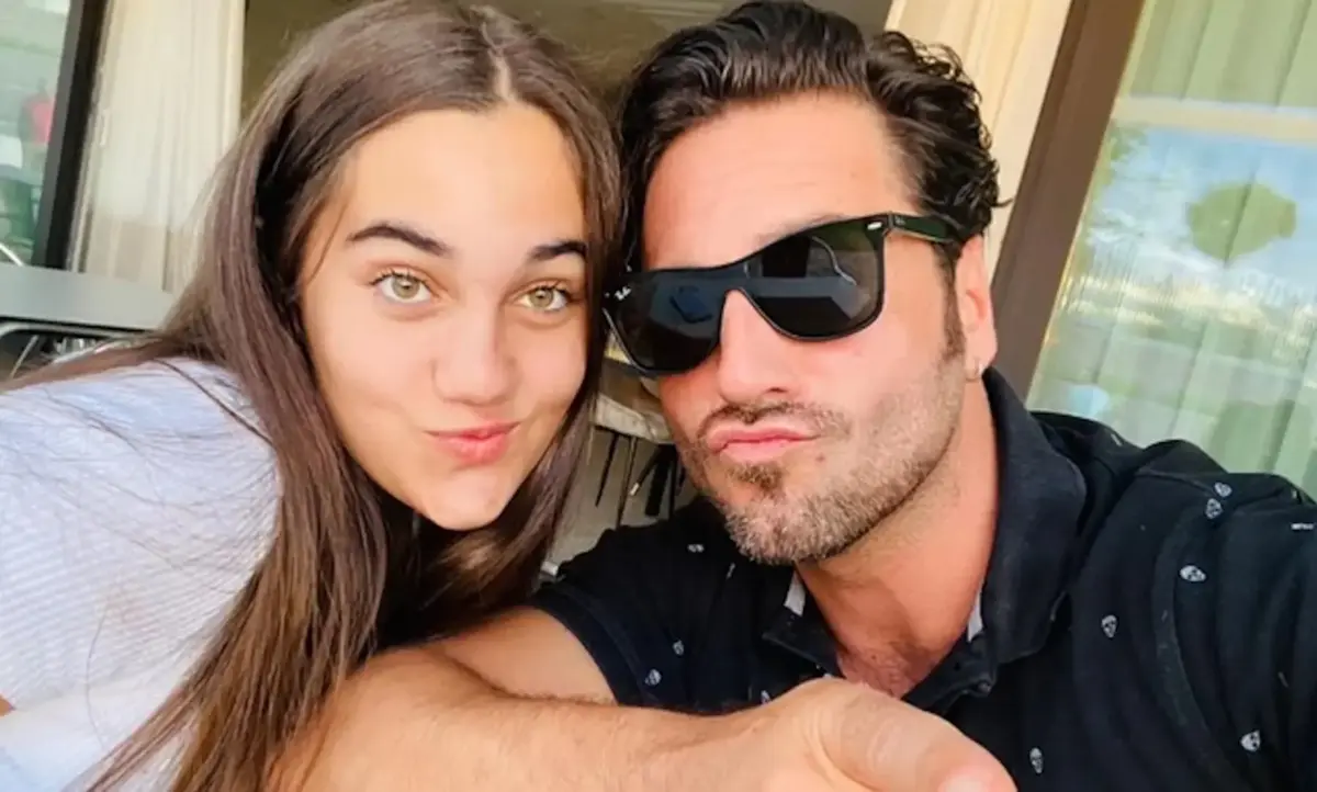 Daniella Bustamante, hija de David Bustamente, rompe su silencio y hace una inesperada confesión Daniella Bustamente posando con su padre. (Foto: Instagram)