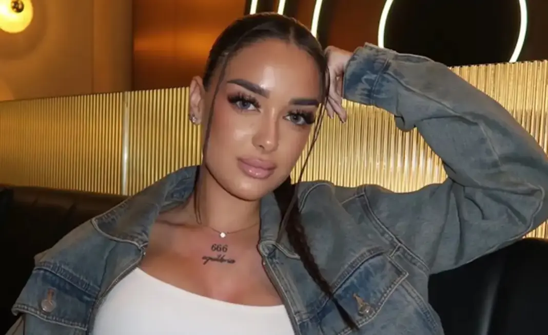 Julia Janeiro posando. (Foto: Instagram)